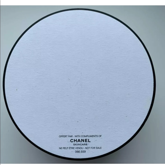 🌹RARE - AUTHENTIC LEATHER FLOWER FROM CHANEL BOUTIQUE in FRANCE - Picture 3 of 5